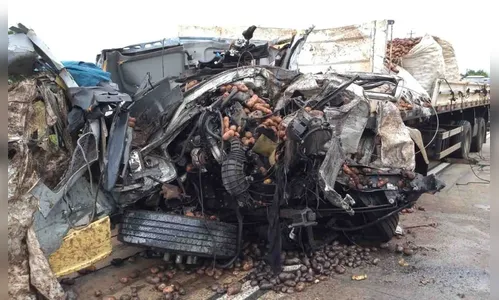 Colisão frontal entre caminhões na PRC-280 deixa um morto e um ferido