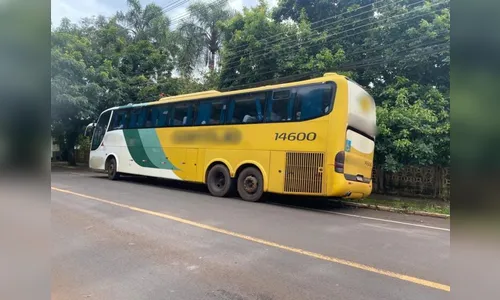 Ônibus de turismo é assaltado e abandonado em estrada rural de Cambira