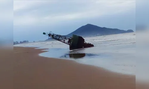 Vídeo: objeto misterioso surge em praia de SC e intriga moradores