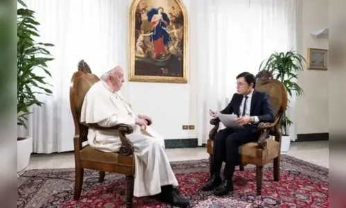 Papa canta marchinha de Carnaval e fala sobre Lula em entrevista; veja