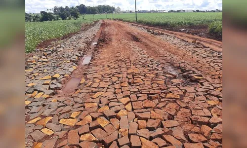 Tráfego de veículo pesado danifica obra em estrada de Arapongas
