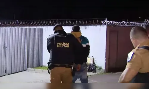 PR: ladrão com 'arma falsa' é desmascarado por mulher durante arrastão