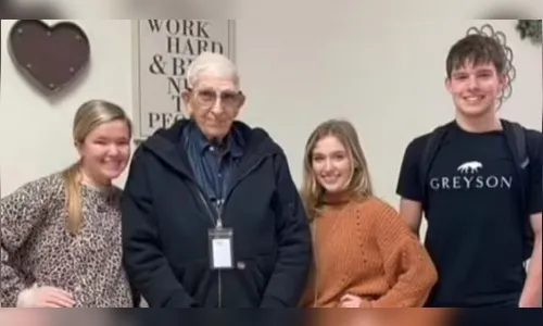 Alunos arrecadam mais de R$ 1 mi para zelador de 80 anos se aposentar