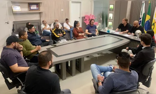 Vereadores reúnem empreendedores para oficializar rua gastronômica