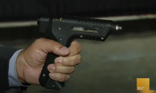 Criminosos usam pistola de cola quente para assaltar casal no PR