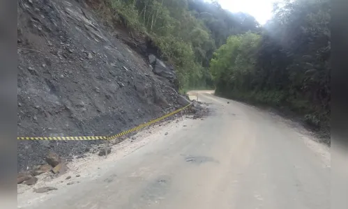 Novo deslizamento de terra interdita a PR-090, em Campo Largo