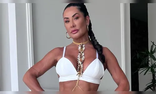 Para se jogar na farra com estilo, a artista apostou em um top branco decotado e um shortinhos dourado de paetê