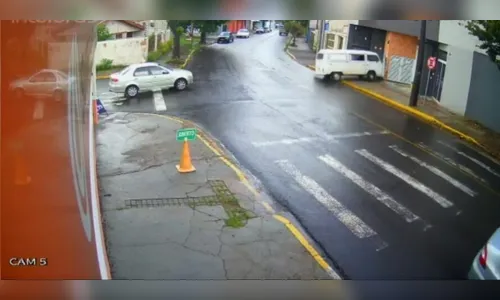 Flagrante: Kombi desgovernada atinge parede de prédio em Apucarana