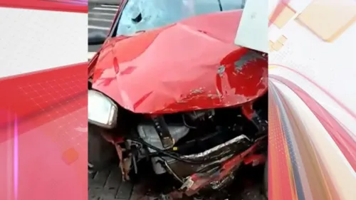 Por volta das 6h7, dois carros colidem entre a Avenida Arapongas e a Rua Lori