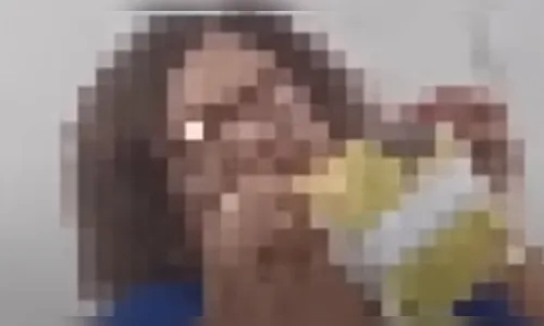 Aluno ‘presenteia’ professora negra com esponja de aço no DF