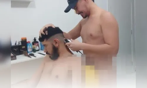 Barbearia naturista tem funcionários e clientes pelados