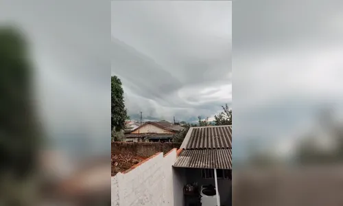 Redemoinho em céu nublado chama atenção de moradores em Apucarana