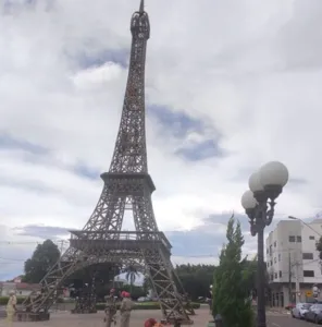 Réplica da Torre Eiffel na Praça França em Ivaiporã