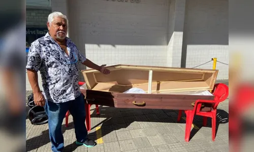 Homem coloca caixão e protesta na frente do INSS após perder benefício
