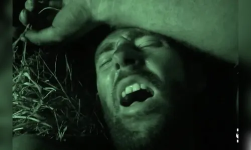 Participante de reality queima pênis ao dormir ao lado de fogueira