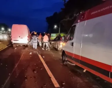 Samu e Bombeiros foram ao local para socorrer as vítimas