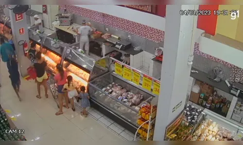 Atirador invade mercado, mata homem na frente de clientes em SP