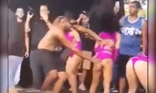 Vídeo: homem invade palco, assedia dançarinas e acaba apanhando