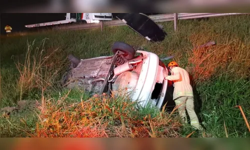 Jovem fica ferido após carro capotar e cair em córrego na BR-277