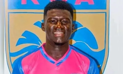 Zagueiro de 21 anos morre após sofrer mal súbito em campo; vídeo