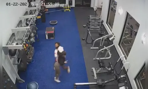 VÍDEO: mulher luta contra homem que a atacou em academia
