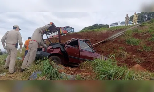 Pedreiro capota carro na PR-323 em Maringá; homem ficou ferido