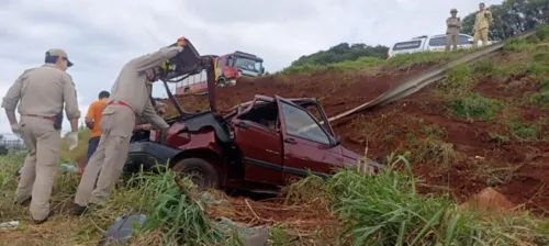 Três homens ocupavam o carro no momento do capotamento