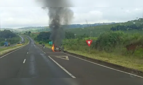 Carro pega fogo na BR-376 na manhã desta sexta-feira