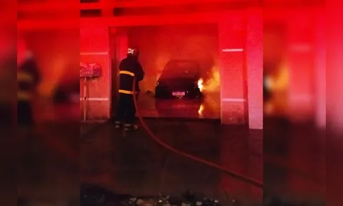 Homem tentar agredir ex com barra de ferro e ateia fogo em garagem