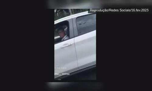 Jovem transmite ao vivo enquanto assalta motorista à mão armada; veja