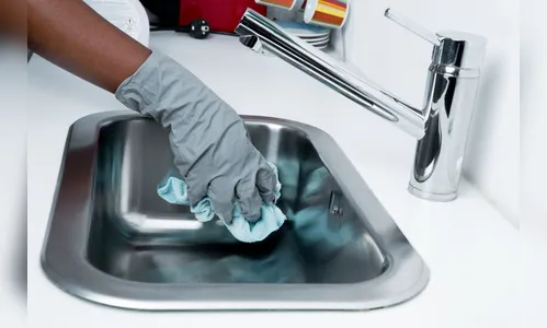 Faxineiro encontra R$ 260 mil e ganha recompensa inusitada ao devolver