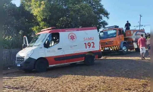 Bombeiros da Defesa Civil combatem incêndio de residência, em M. Ribas