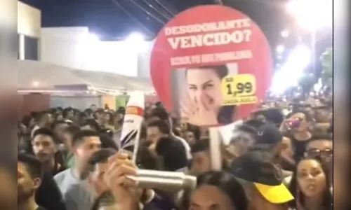 Mulher vende aplicação de desodorante a R$ 1,99 durante Carnaval