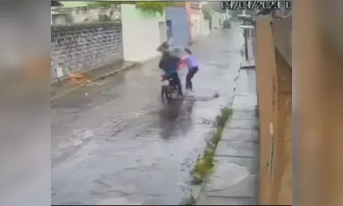 Vídeo: Mulher bate em ladrão com guarda-chuva e escapa de assalto