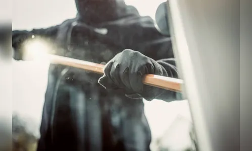 Ladrões invadem barracão e roubam bonés durante a madrugada