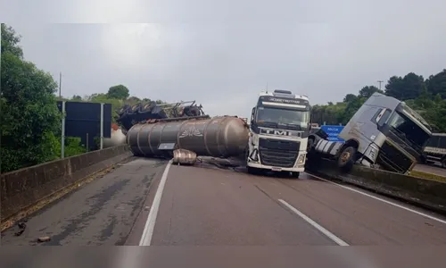 Risco de explosão: acidente entre quatro caminhões interdita BR-277
