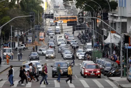 ruas de Curitiba com movimento intenso de carros