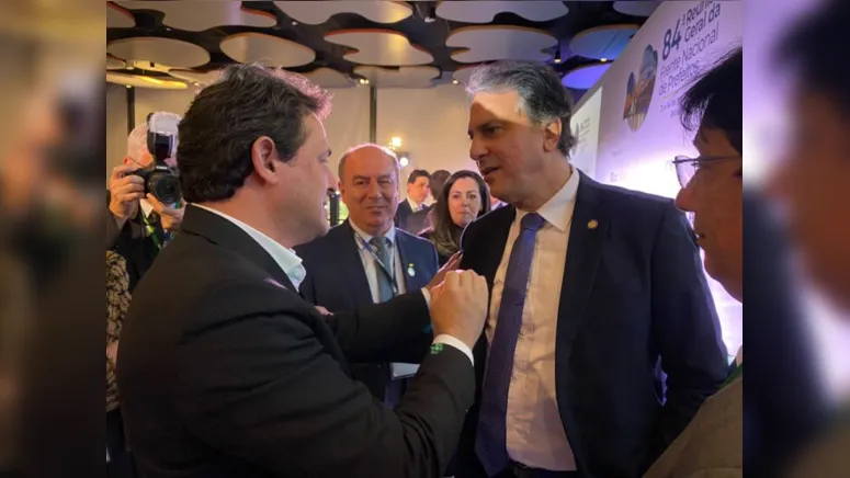 Imagem ilustrativa da notícia Prefeito de Apucarana avalia educação com ministro