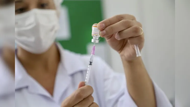 Imagem ilustrativa da notícia Vacinas contra Covid vencidas no lixo