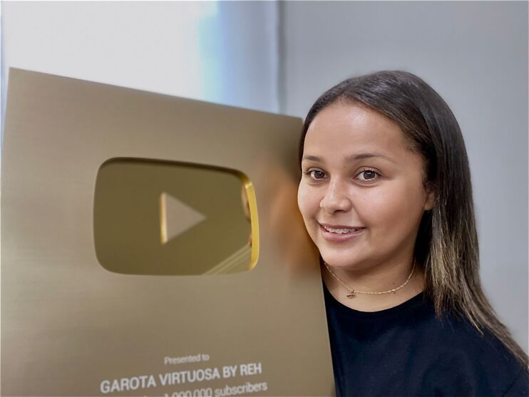 Professora r de Fartura recebe placa dourada por 1 milhão de  inscritos