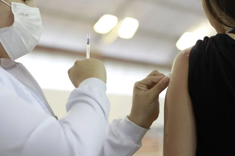 A Prefeitura de Arapongas segue com o cronograma da vacinação bivalente