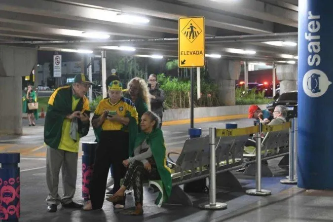 Bolsonaro saiu do aeroporto por uma rota alternativa