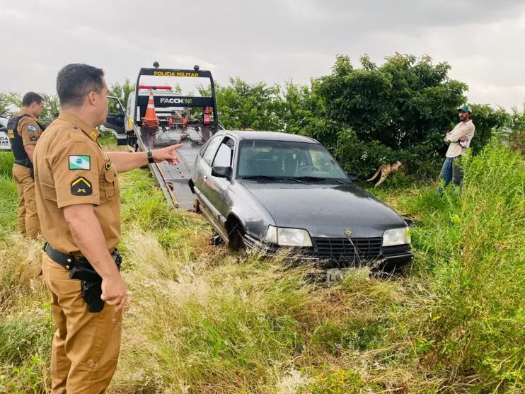 Carro foi encontrado sem rodas e sem bateria