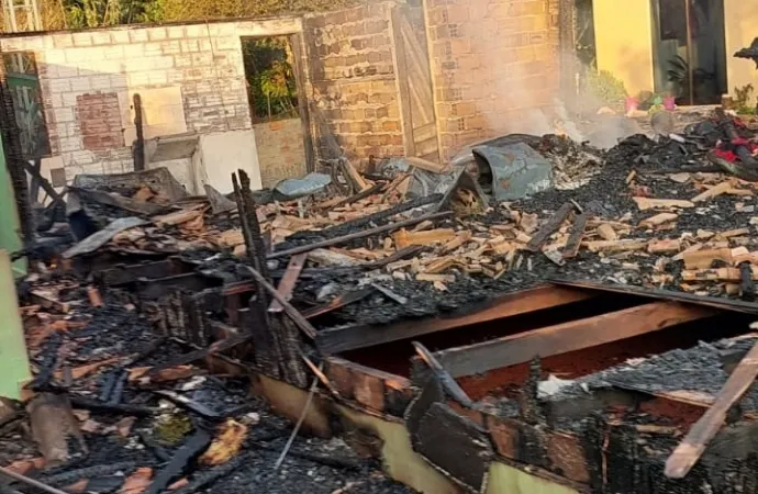 Casa ficou completamente destruída após incêndio