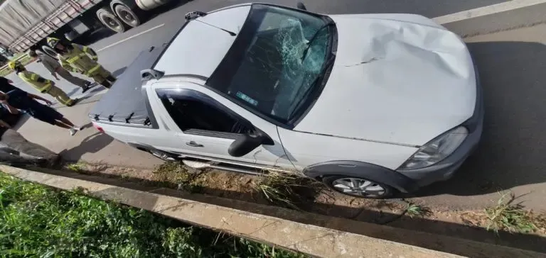 Fiat Strada foi atingido pela peça de metal