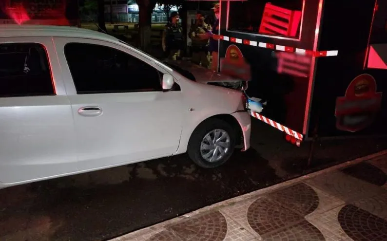 O acidente aconteceu no início da madrugada desta sexta-feira (24), na Rua Jacarezinho, no bairro São Cristóvão
