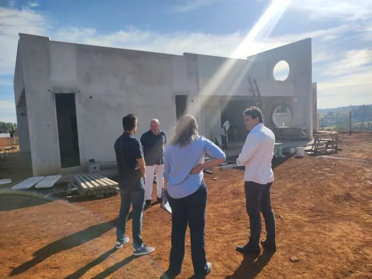O prefeito e o secretário da Saúde visitaram o local