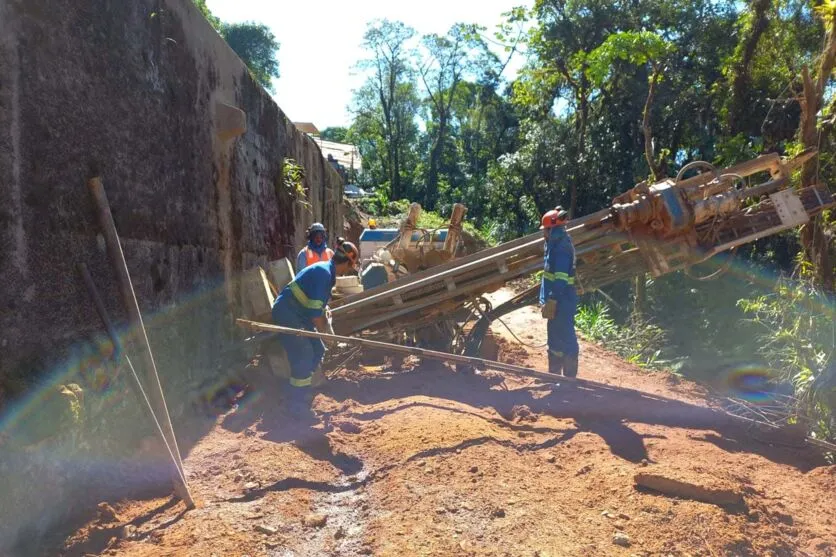 Obras emergenciais na Estrada da Graciosa avançam com contenção e sondagens