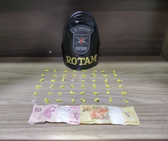 Porções de crack e R$ 30 foram apreendidos