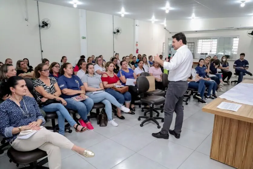 Reunião aconteceu com diretores de Cmeis e escolas